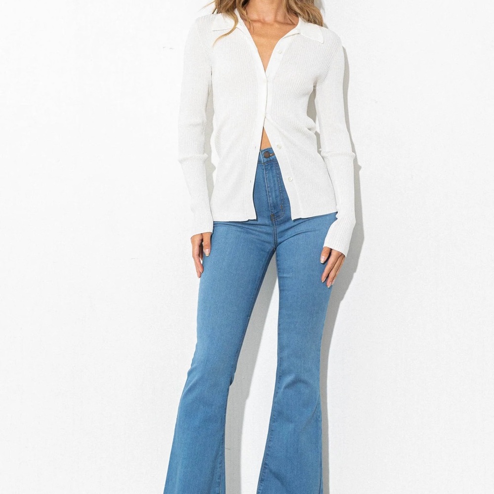 High-Rise Blue Flare Jeans — Classic Wide-Leg Denim
